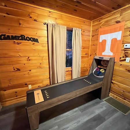 Smokey Mountain Retreat, Hot Tub, Game Room, Sleeps 8! Gatlinburg Kültér fotó