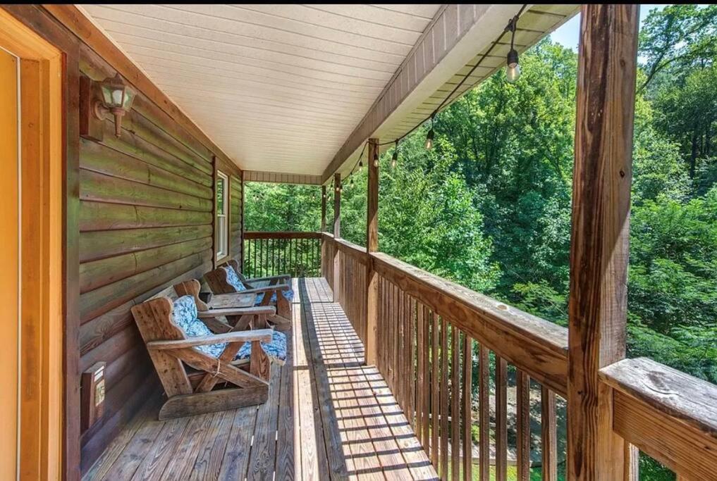 Smokey Mountain Retreat, Hot Tub, Game Room, Sleeps 8! Gatlinburg Kültér fotó