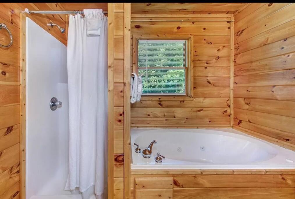 Smokey Mountain Retreat, Hot Tub, Game Room, Sleeps 8! Gatlinburg Kültér fotó