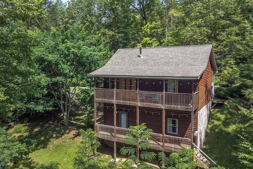 Smokey Mountain Retreat, Hot Tub, Game Room, Sleeps 8! Gatlinburg Kültér fotó