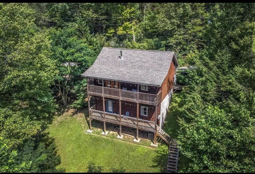 Smokey Mountain Retreat, Hot Tub, Game Room, Sleeps 8! Gatlinburg Kültér fotó