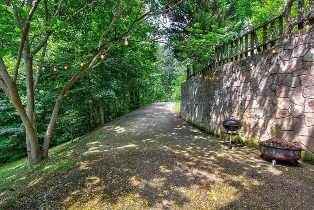 Smokey Mountain Retreat, Hot Tub, Game Room, Sleeps 8! Gatlinburg Kültér fotó