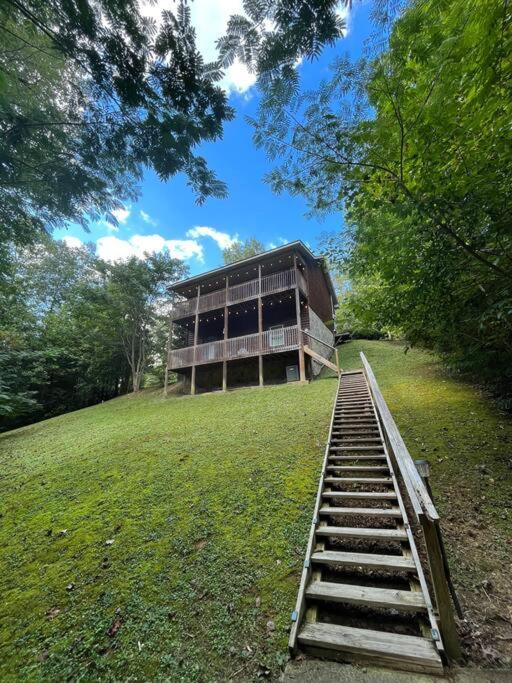 Smokey Mountain Retreat, Hot Tub, Game Room, Sleeps 8! Gatlinburg Kültér fotó