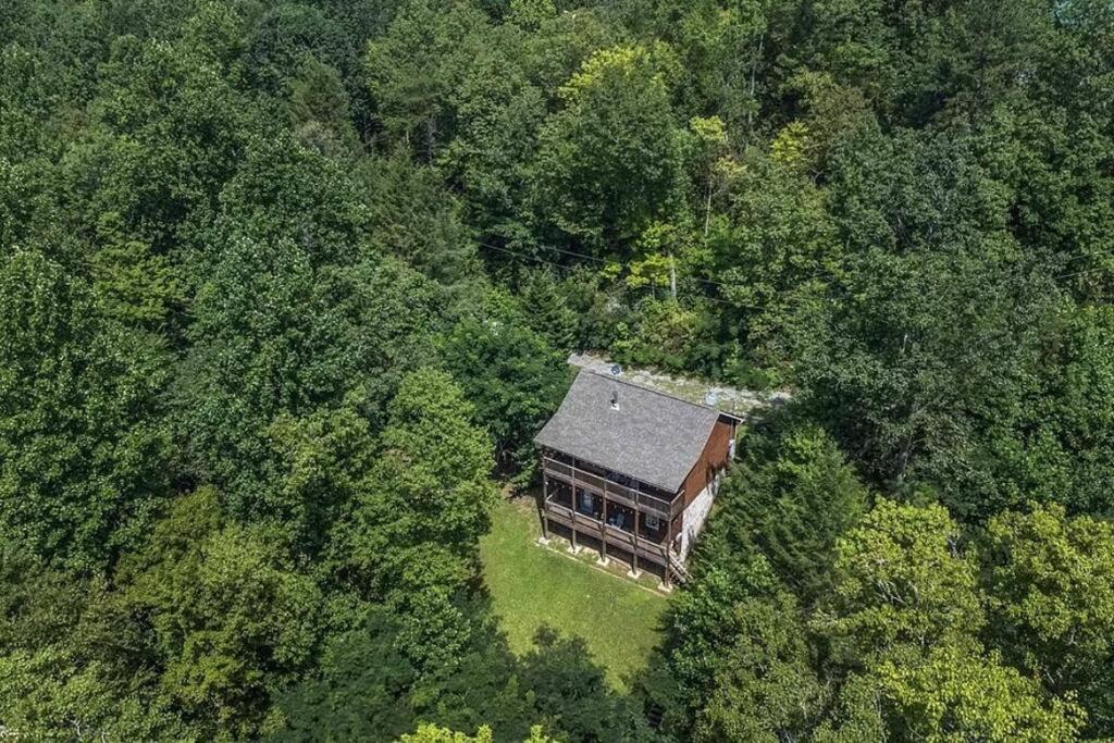 Smokey Mountain Retreat, Hot Tub, Game Room, Sleeps 8! Gatlinburg Kültér fotó