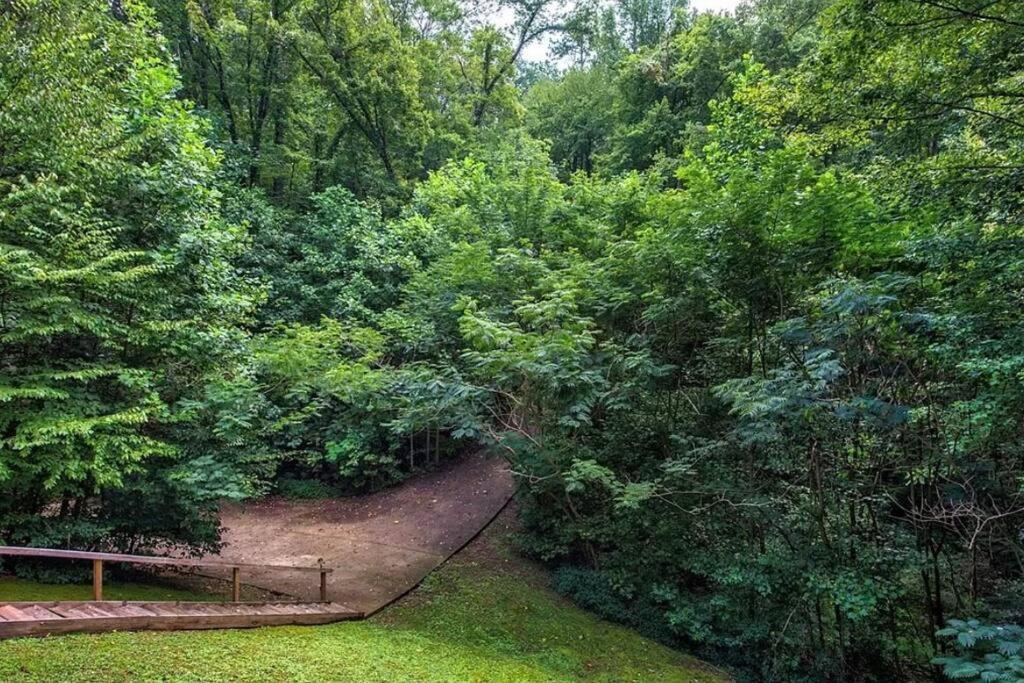 Smokey Mountain Retreat, Hot Tub, Game Room, Sleeps 8! Gatlinburg Kültér fotó