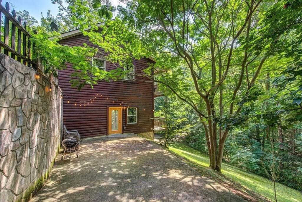 Smokey Mountain Retreat, Hot Tub, Game Room, Sleeps 8! Gatlinburg Kültér fotó