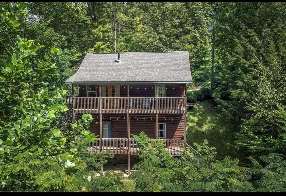 Smokey Mountain Retreat, Hot Tub, Game Room, Sleeps 8! Gatlinburg Kültér fotó