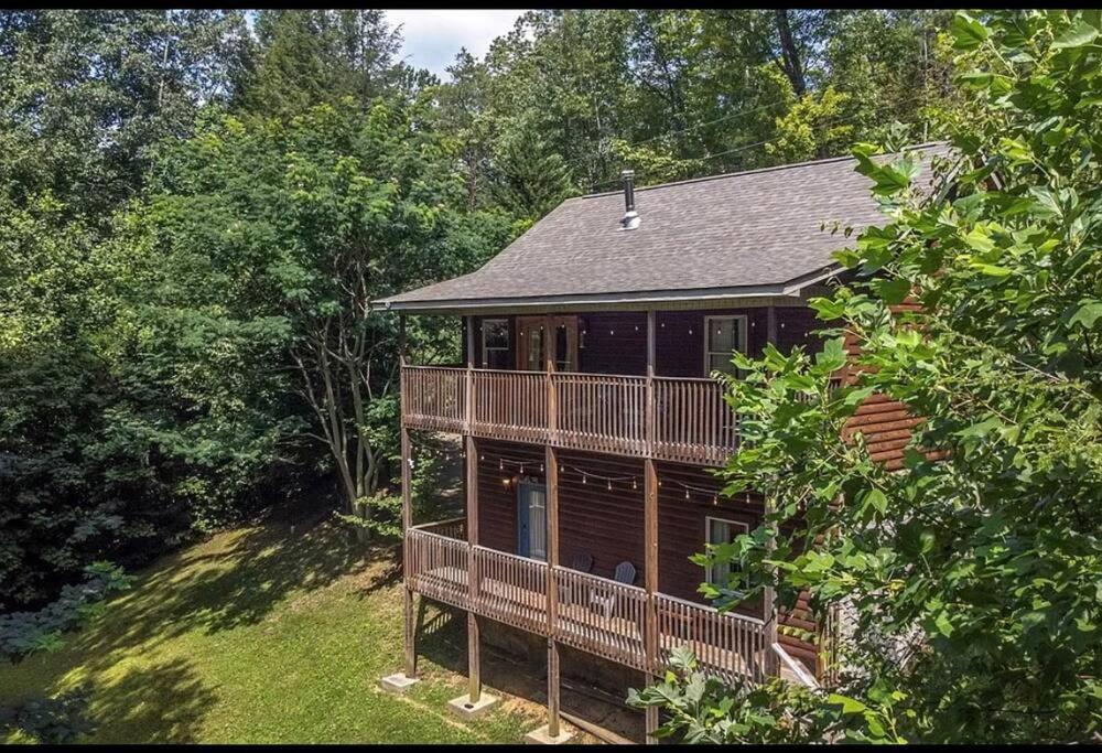 Smokey Mountain Retreat, Hot Tub, Game Room, Sleeps 8! Gatlinburg Kültér fotó