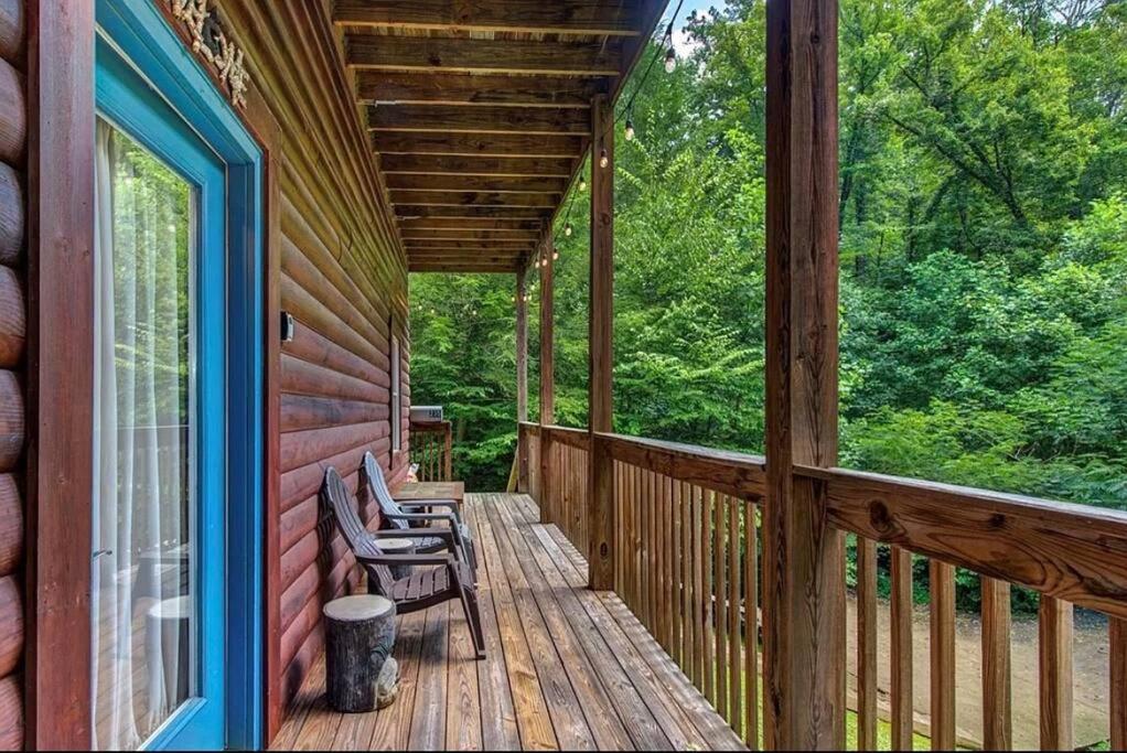Smokey Mountain Retreat, Hot Tub, Game Room, Sleeps 8! Gatlinburg Kültér fotó