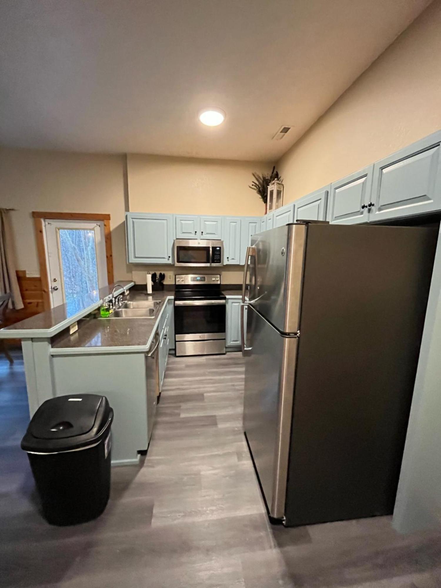 Smokey Mountain Retreat, Hot Tub, Game Room, Sleeps 8! Gatlinburg Kültér fotó