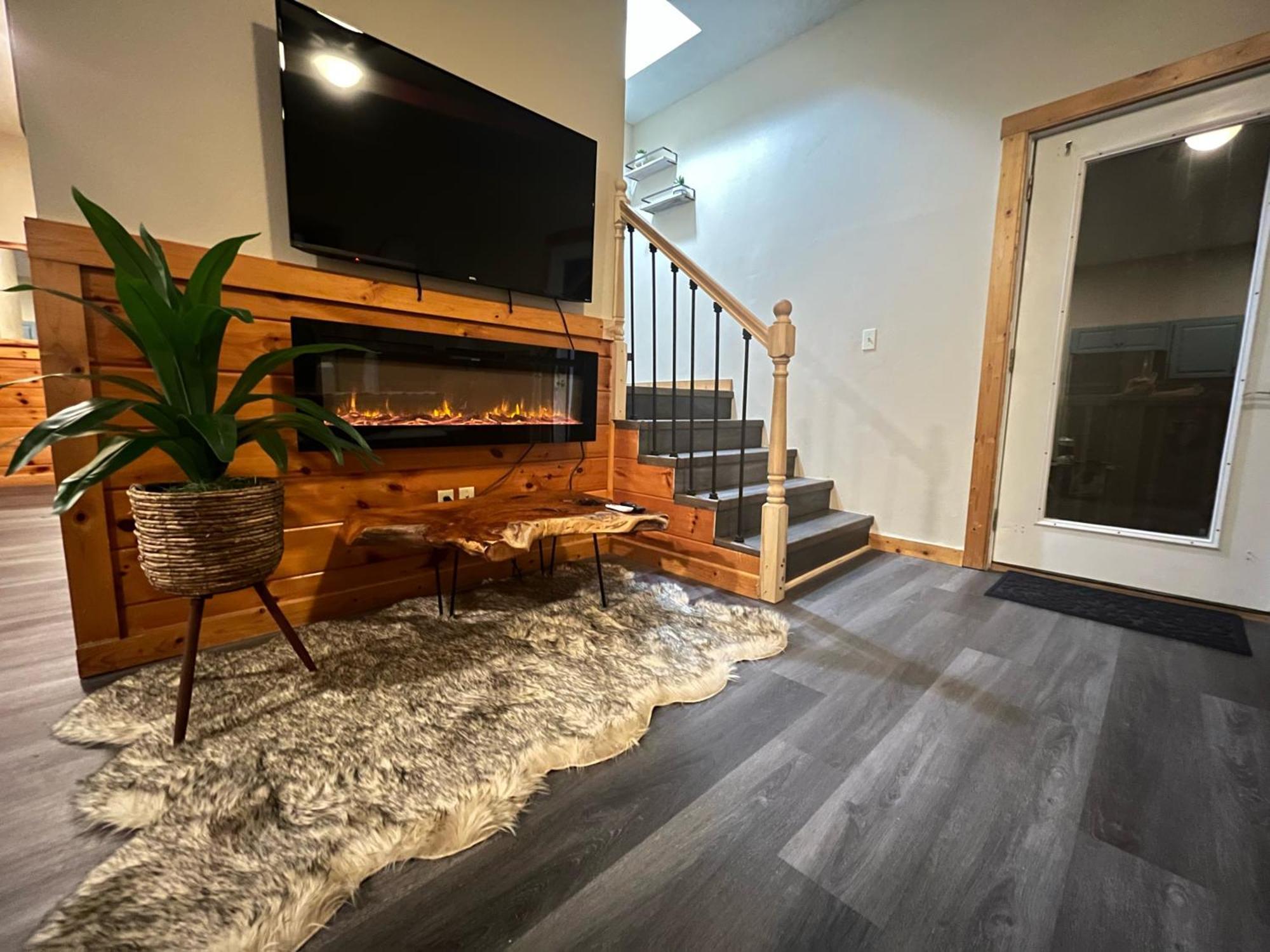 Smokey Mountain Retreat, Hot Tub, Game Room, Sleeps 8! Gatlinburg Kültér fotó