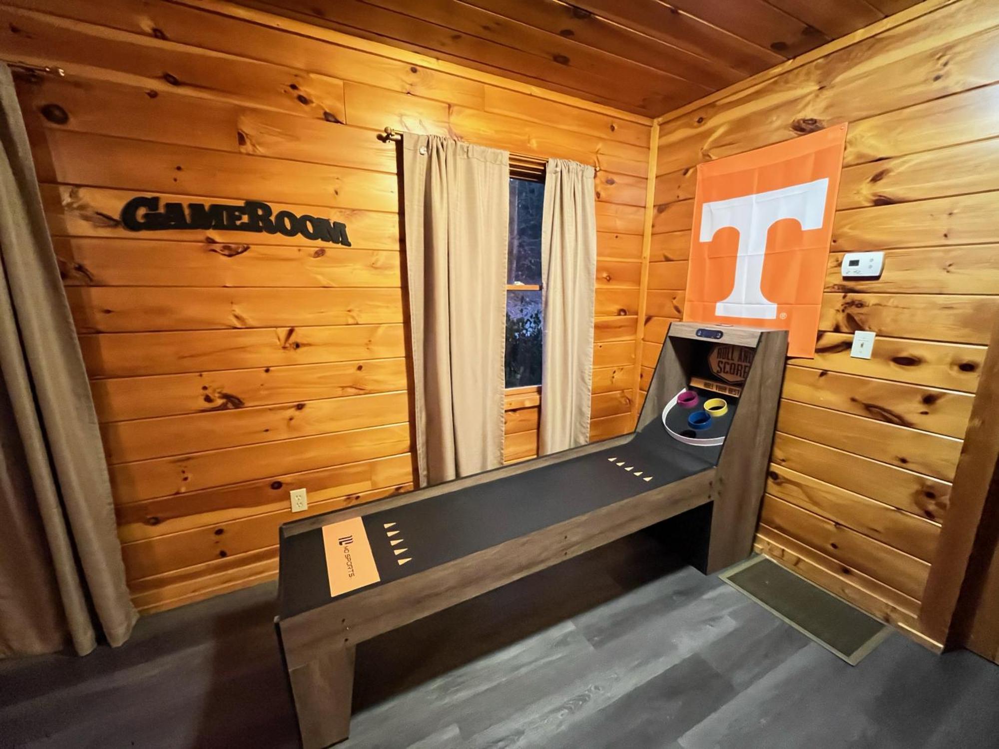 Smokey Mountain Retreat, Hot Tub, Game Room, Sleeps 8! Gatlinburg Kültér fotó
