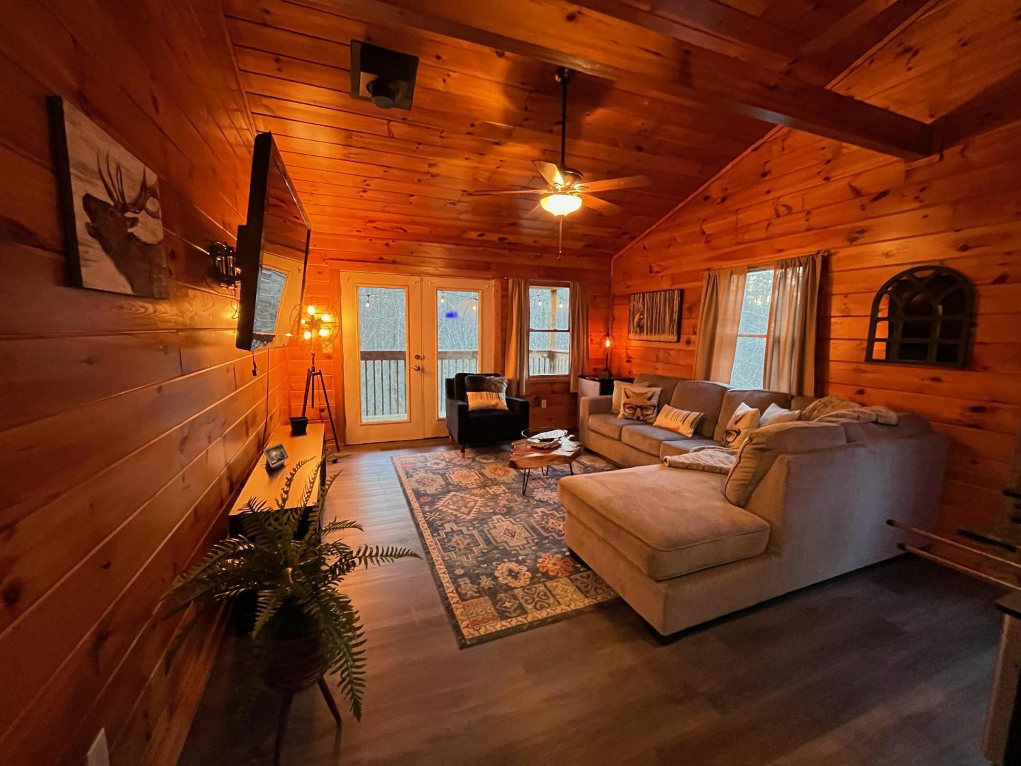 Smokey Mountain Retreat, Hot Tub, Game Room, Sleeps 8! Gatlinburg Kültér fotó