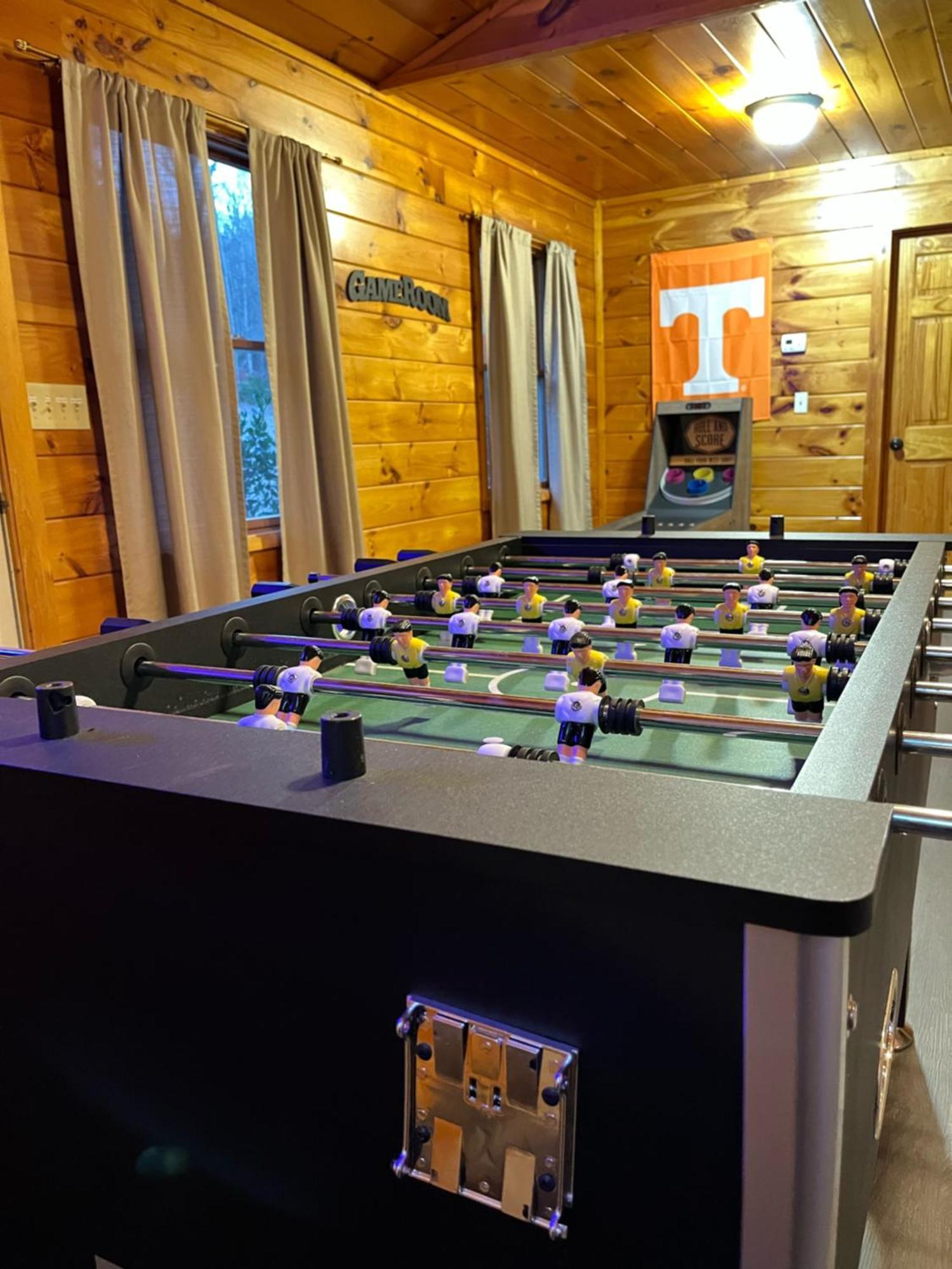 Smokey Mountain Retreat, Hot Tub, Game Room, Sleeps 8! Gatlinburg Kültér fotó