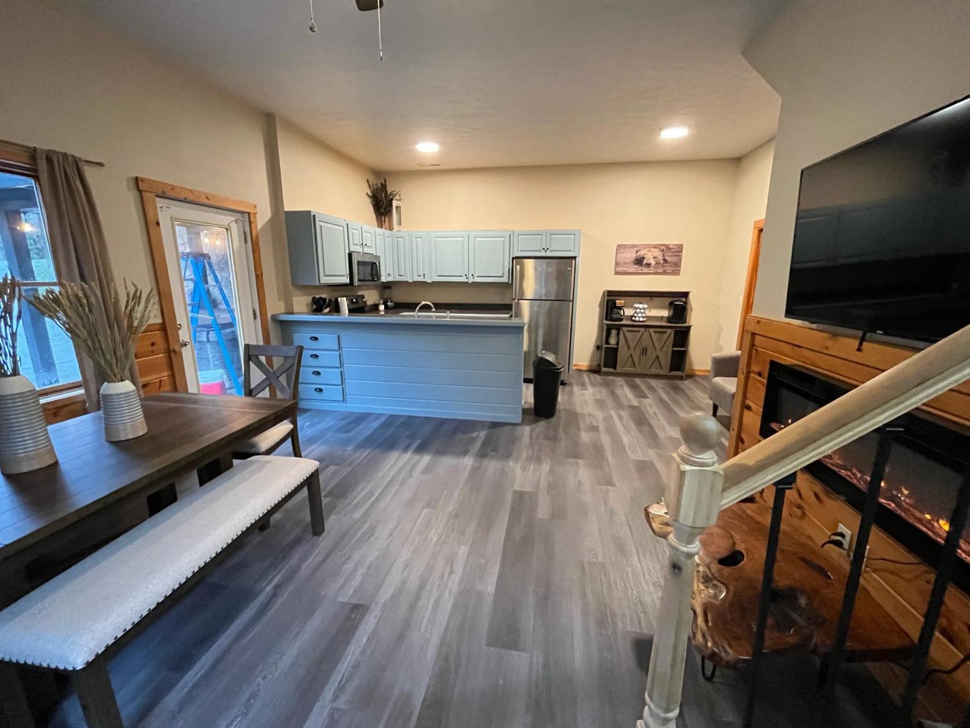 Smokey Mountain Retreat, Hot Tub, Game Room, Sleeps 8! Gatlinburg Kültér fotó
