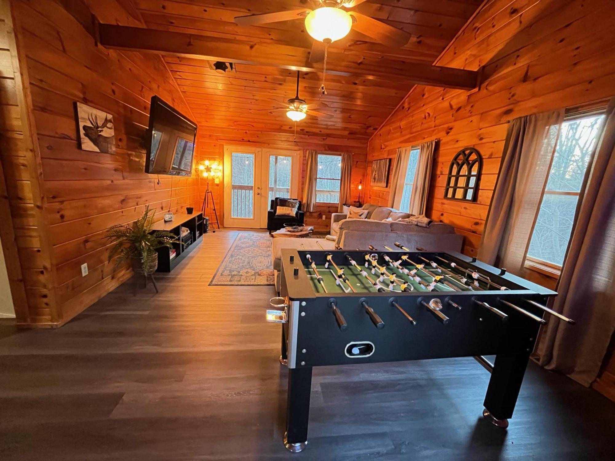 Smokey Mountain Retreat, Hot Tub, Game Room, Sleeps 8! Gatlinburg Kültér fotó