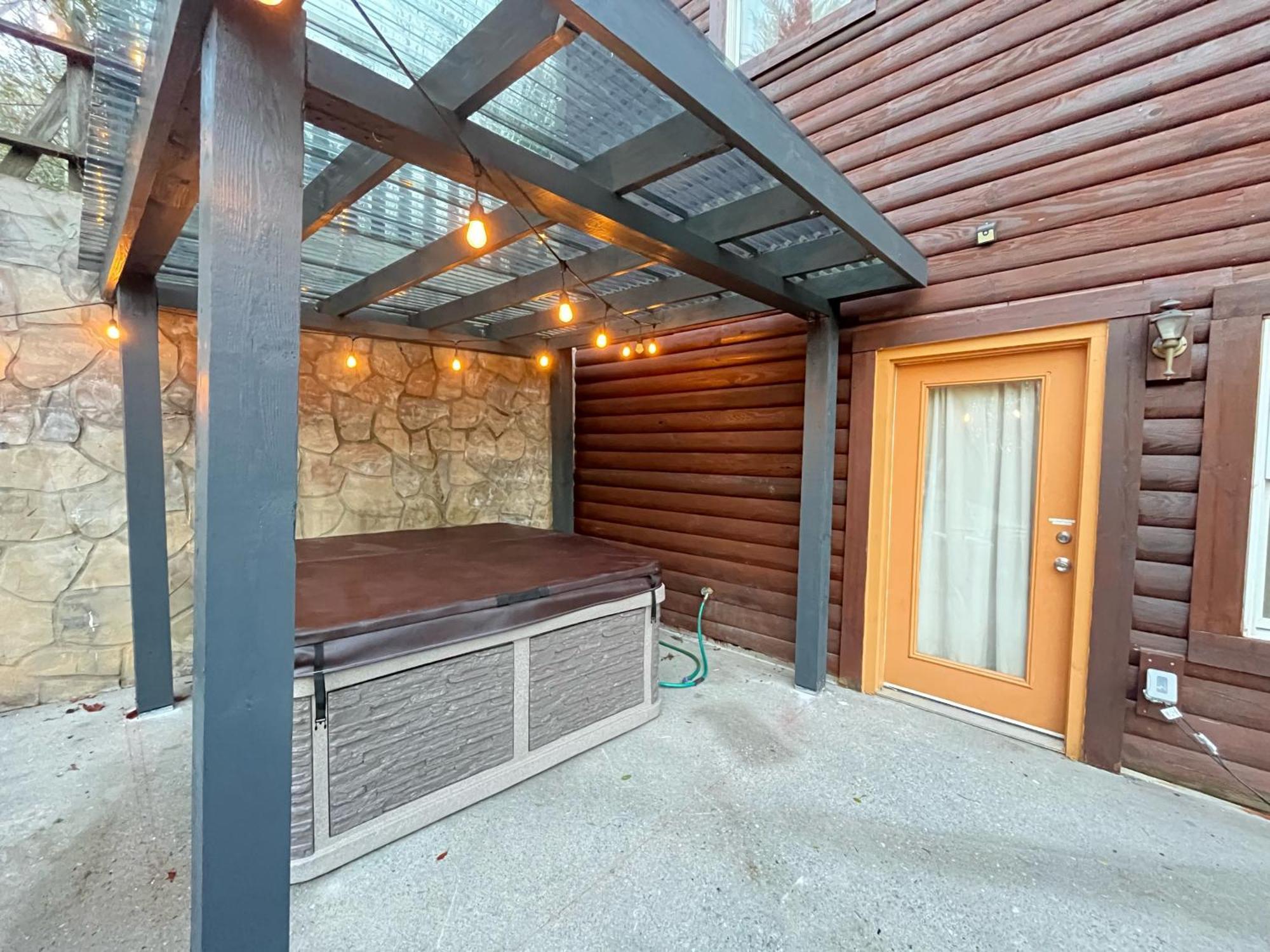 Smokey Mountain Retreat, Hot Tub, Game Room, Sleeps 8! Gatlinburg Kültér fotó