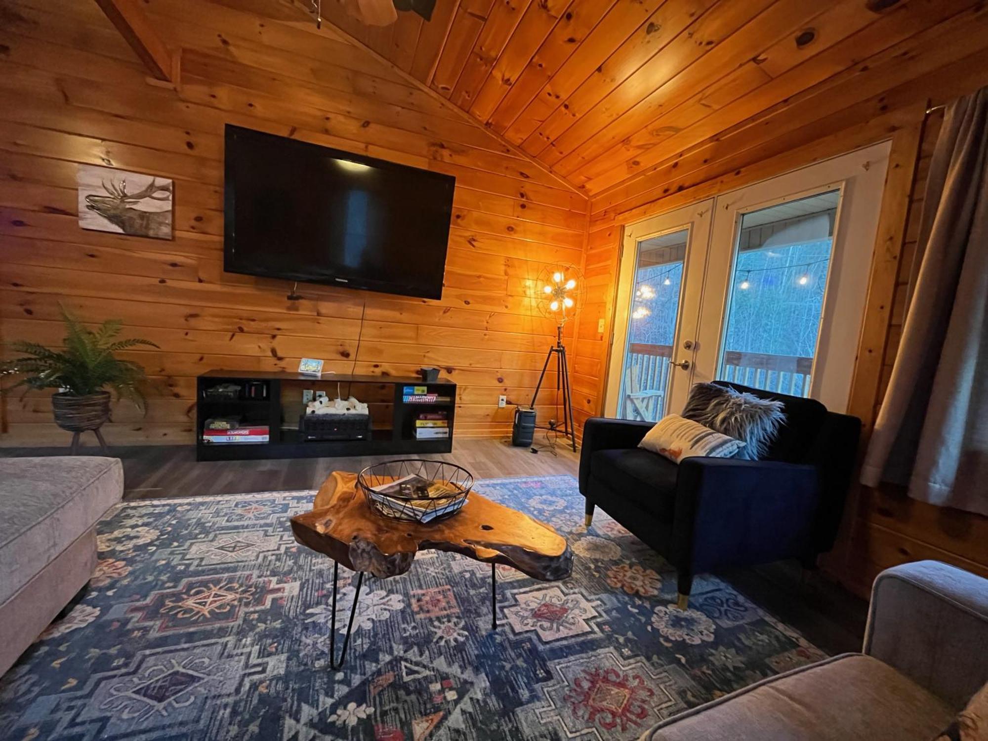 Smokey Mountain Retreat, Hot Tub, Game Room, Sleeps 8! Gatlinburg Kültér fotó