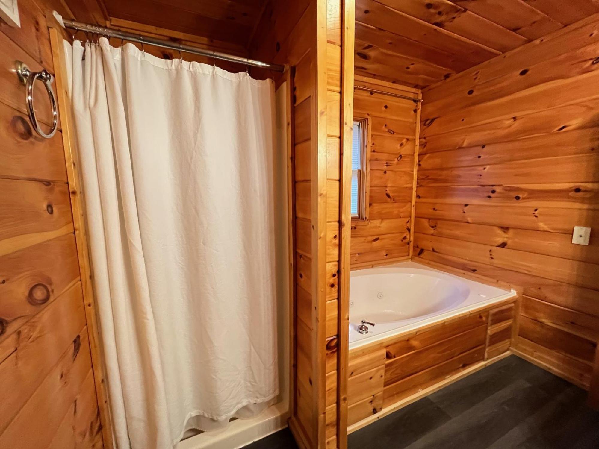 Smokey Mountain Retreat, Hot Tub, Game Room, Sleeps 8! Gatlinburg Kültér fotó
