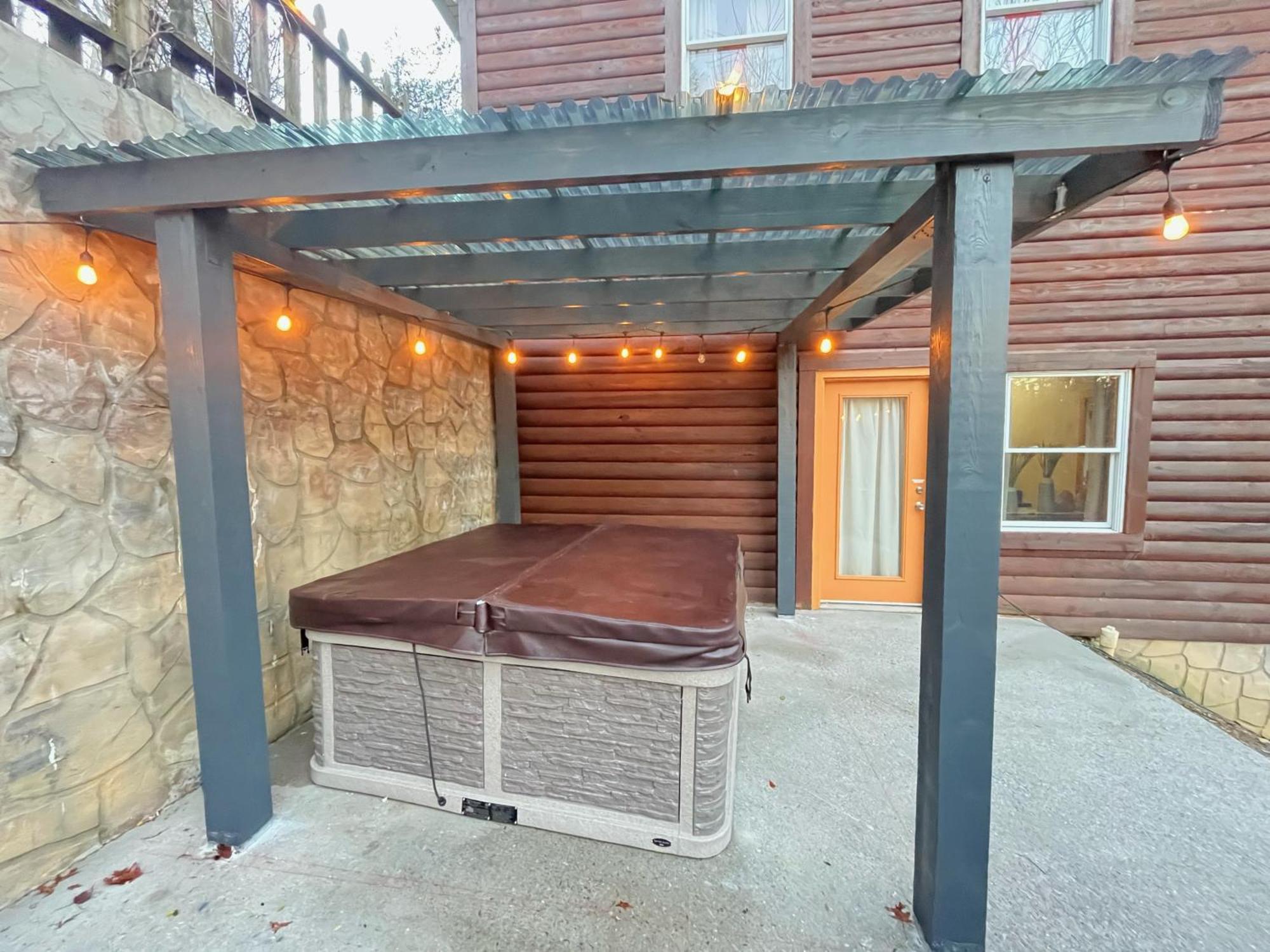 Smokey Mountain Retreat, Hot Tub, Game Room, Sleeps 8! Gatlinburg Kültér fotó