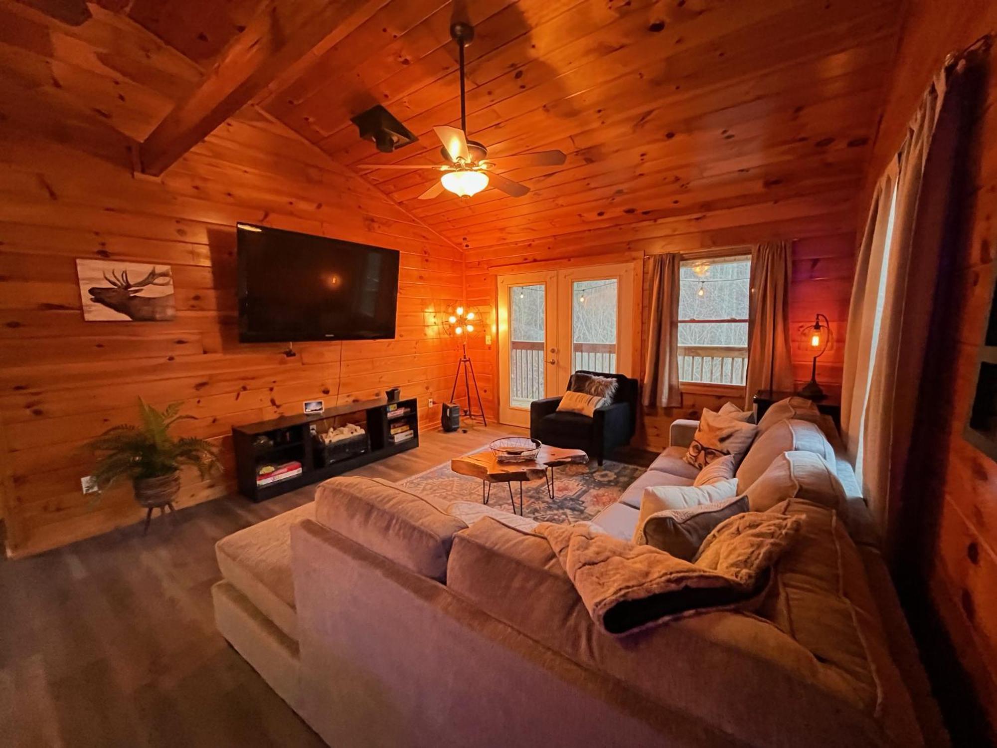 Smokey Mountain Retreat, Hot Tub, Game Room, Sleeps 8! Gatlinburg Kültér fotó
