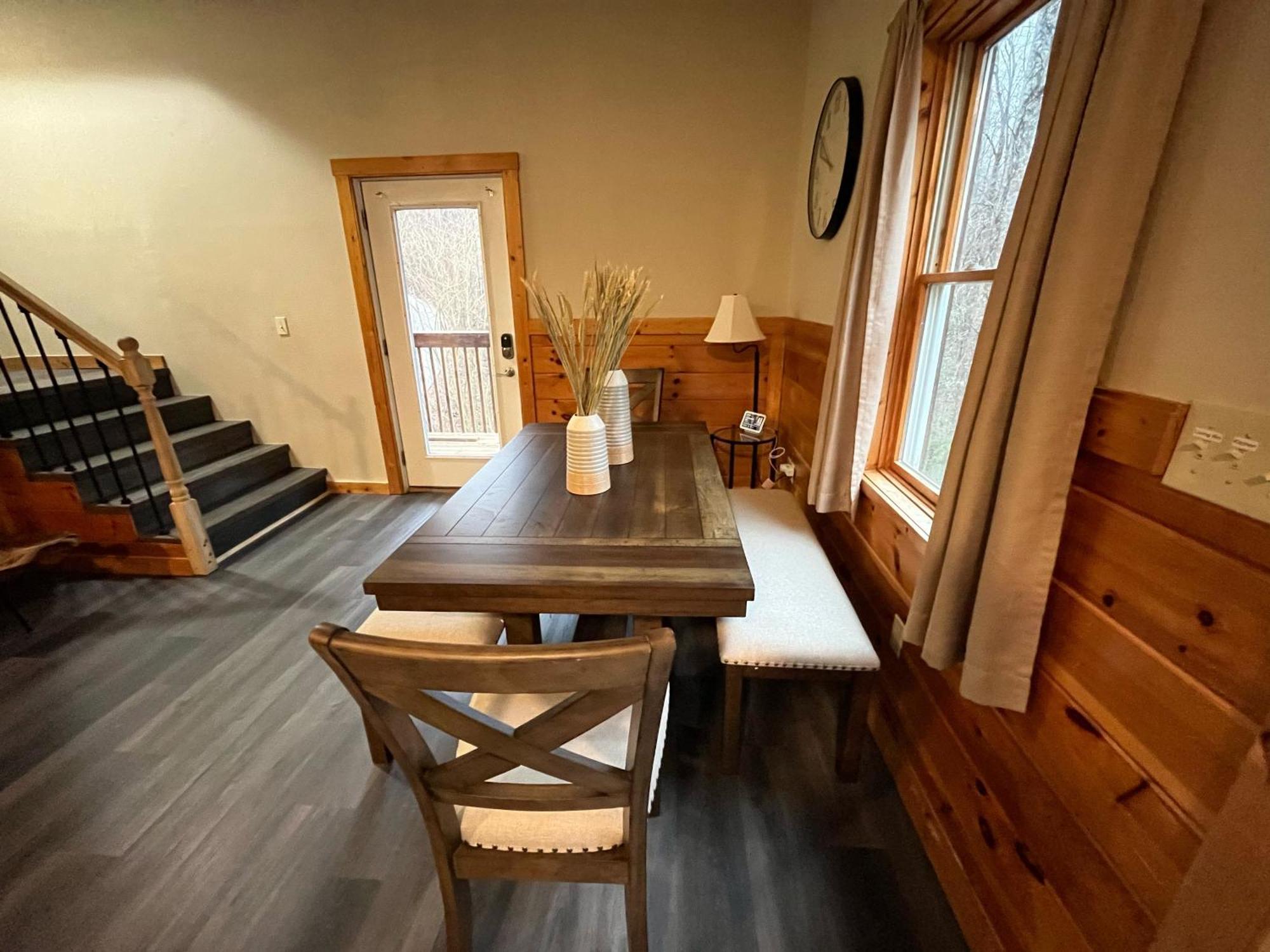 Smokey Mountain Retreat, Hot Tub, Game Room, Sleeps 8! Gatlinburg Kültér fotó