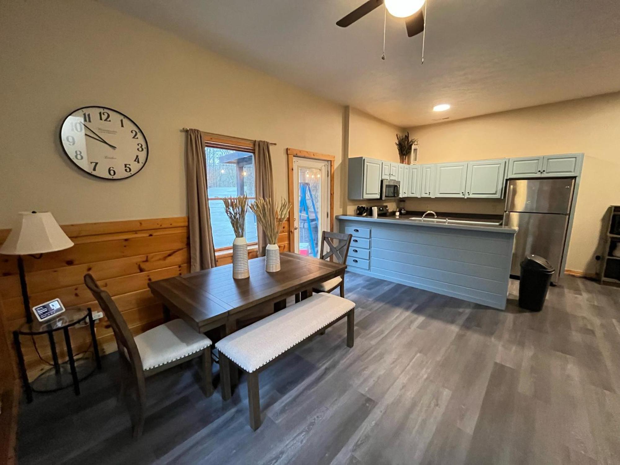 Smokey Mountain Retreat, Hot Tub, Game Room, Sleeps 8! Gatlinburg Kültér fotó