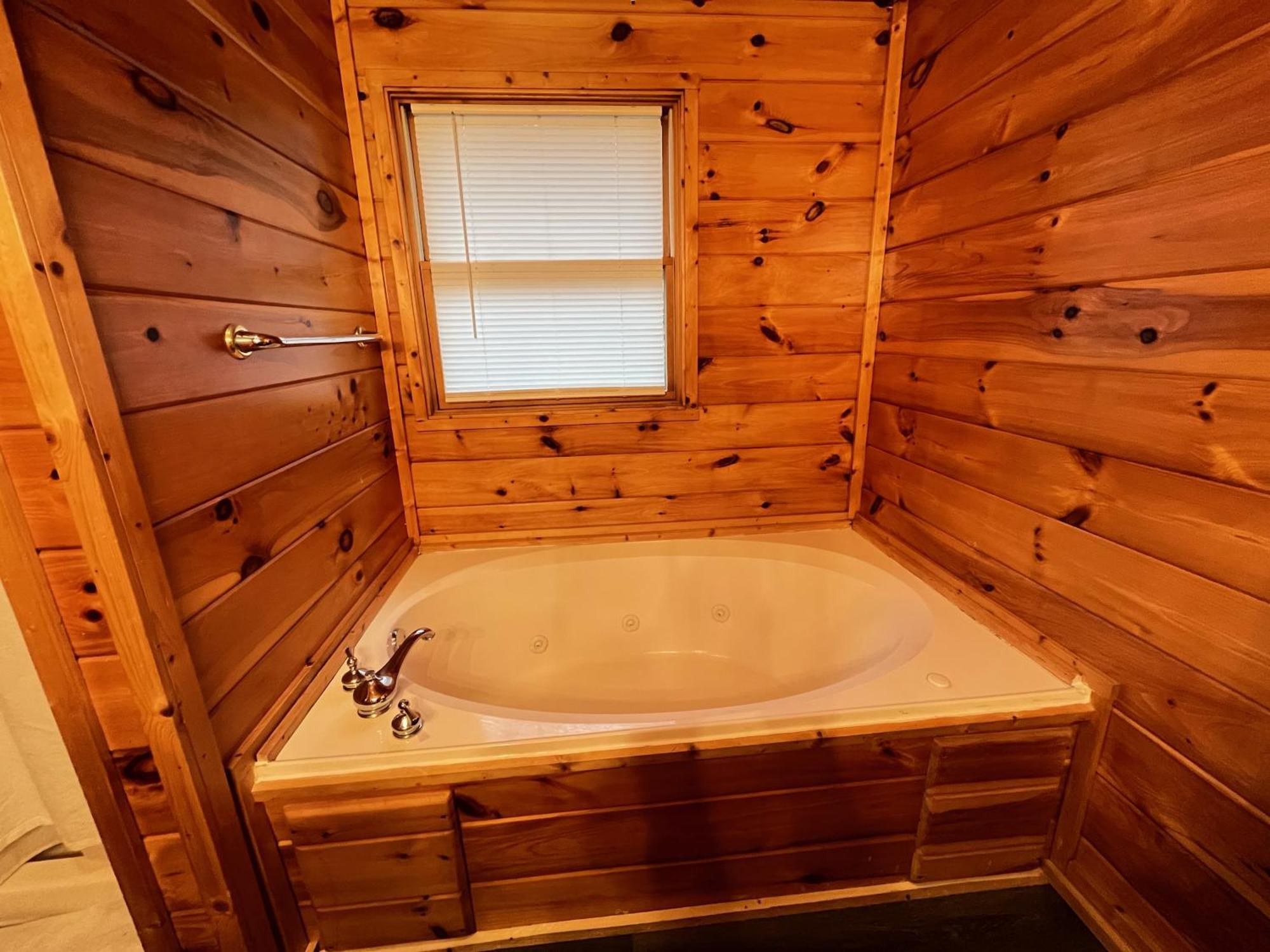 Smokey Mountain Retreat, Hot Tub, Game Room, Sleeps 8! Gatlinburg Kültér fotó
