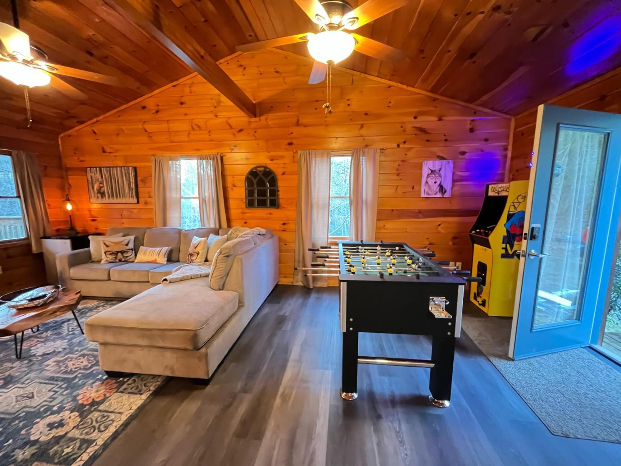 Smokey Mountain Retreat, Hot Tub, Game Room, Sleeps 8! Gatlinburg Kültér fotó