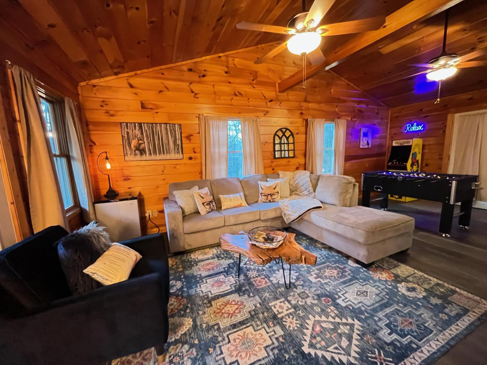 Smokey Mountain Retreat, Hot Tub, Game Room, Sleeps 8! Gatlinburg Kültér fotó