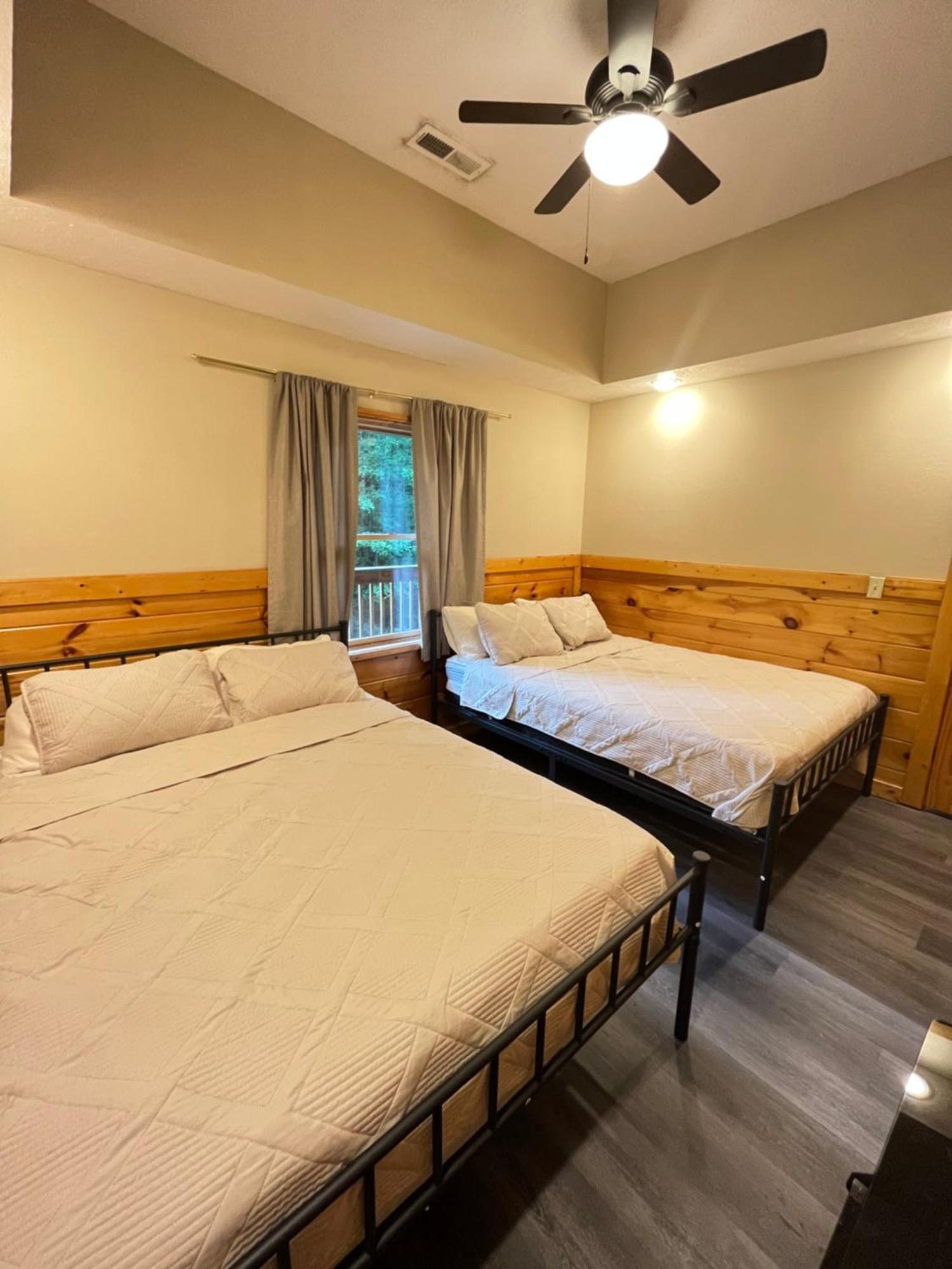 Smokey Mountain Retreat, Hot Tub, Game Room, Sleeps 8! Gatlinburg Kültér fotó