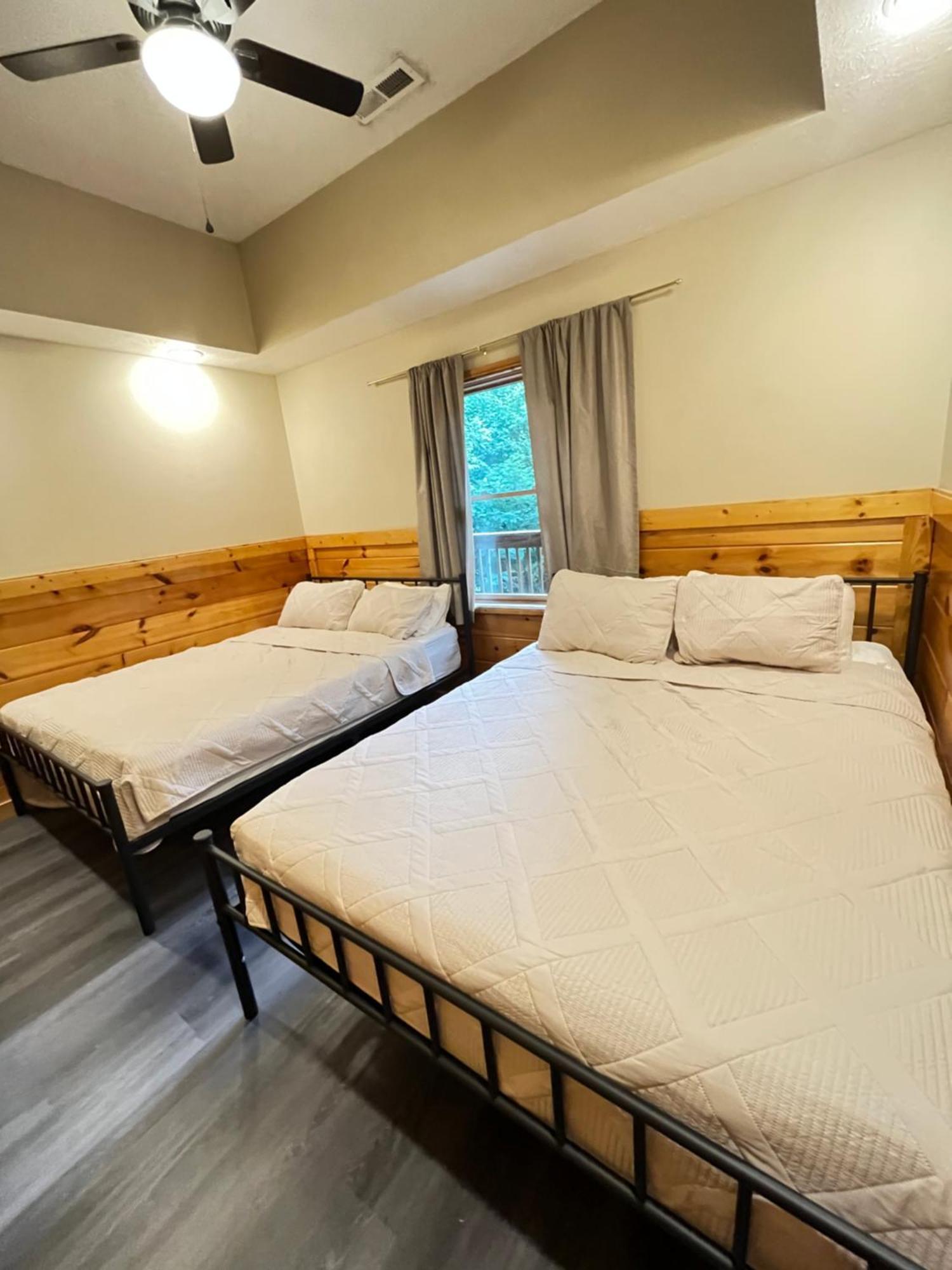 Smokey Mountain Retreat, Hot Tub, Game Room, Sleeps 8! Gatlinburg Kültér fotó