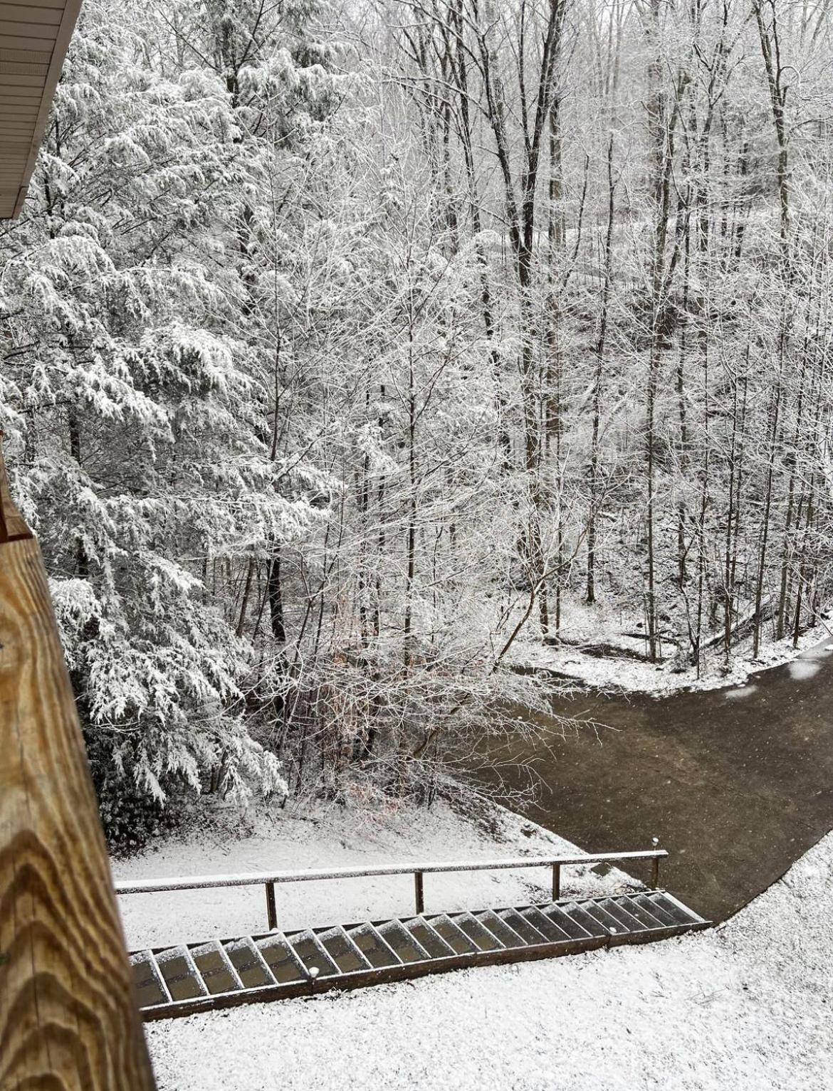 Smokey Mountain Retreat, Hot Tub, Game Room, Sleeps 8! Gatlinburg Kültér fotó